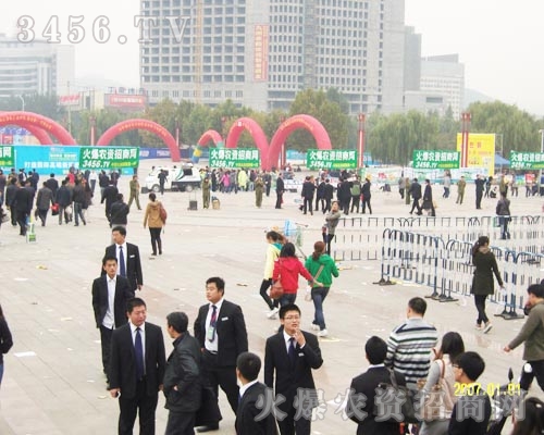 ���ˈ�(ji��n)��(qi��ng)һ��չ�F(xi��n)�ڱ�����ǰ��