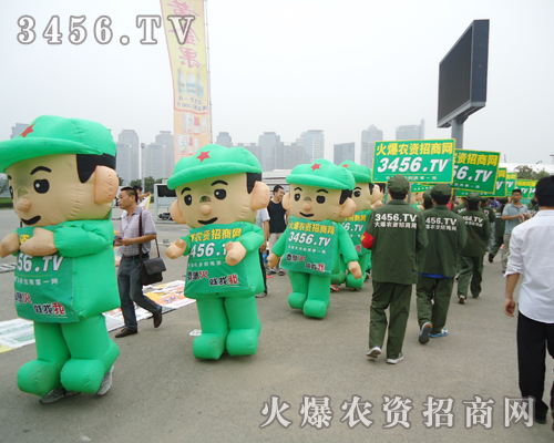 農(nóng)資招商網(wǎng)的氣模娃娃奮斗在河南種子雙交會(huì)上