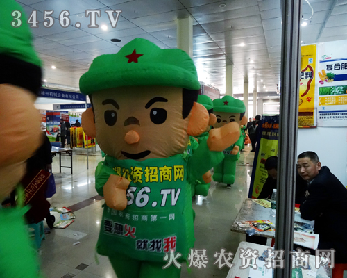 火爆人用獨(dú)具特色的綠色卡通氣模形象吸引參展人的目光
